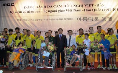 Đoàn xe đạp đồng hành da cam hữu nghị Việt-Hàn dâng hương tưởng niệm Chủ tịch Hồ Chí Minh
