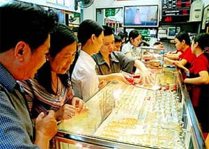 Giá vàng giảm mạnh sau khi chạm mức cao