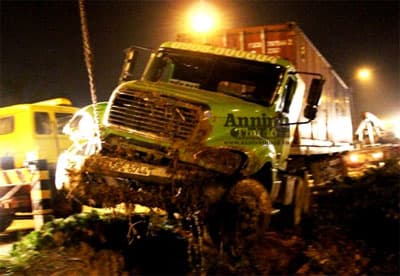 Xe container lao xuống hố, tài xế kẹt trong cabin