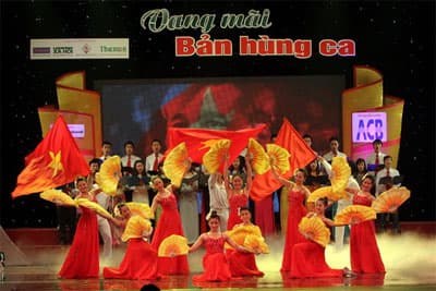 Trao gần 3 tỷ đồng từ thiện trong chương trình “Vang mãi bản hùng ca”