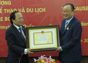 Trao kỷ niệm chương vì sự nghiệp VH,TT&DL cho ông Lee Dae Boong