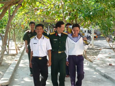 “Thủ trưởng”, tưởng xa mà lại rất gần