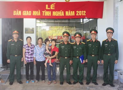 Trao tặng 3 nhà đồng đội cho gia đình quân nhân