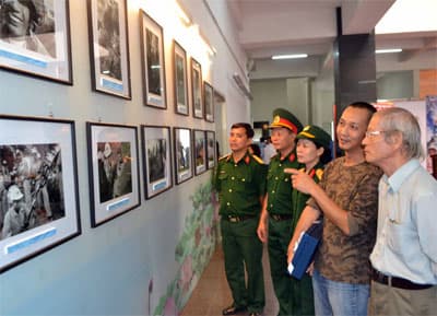 Triển lãm ảnh "Tác động vì hòa bình"