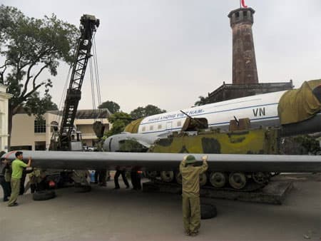 Bàn giao máy bay IL-14 cho Bảo tàng Lịch sử Quân sự Việt Nam