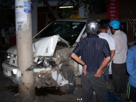 Taxi đâm hai người bị thương