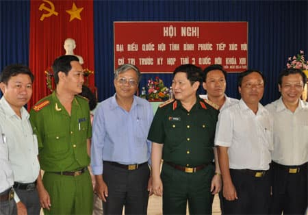 Thượng tướng Ngô Xuân Lịch tiếp xúc cử tri huyện Bù Gia Mập (Bình Phước)