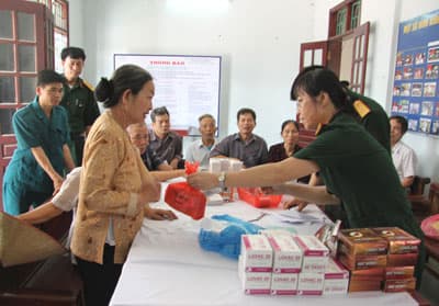Bệnh viện 103 khám bệnh, cấp thuốc miễn phí cho đối tượng chính sách