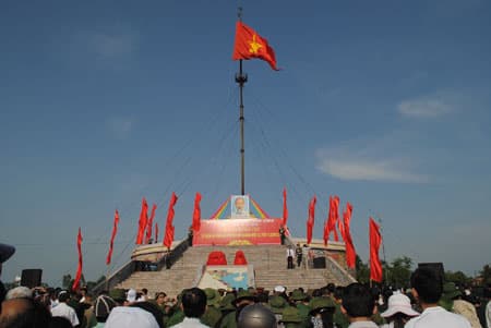 Lễ thượng cờ tại Khu di tích đôi bờ sông Hiền Lương