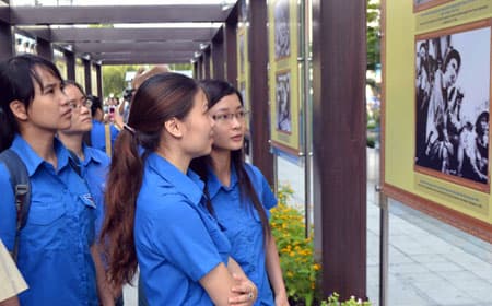 Hơn 100 tác phẩm triển lãm “Hồ Chí Minh đẹp nhất tên Người”