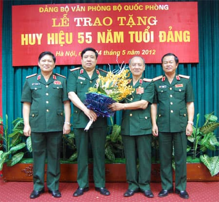 Trao tặng Đại tướng Phạm Văn Trà huy hiệu 55 năm tuổi Đảng
