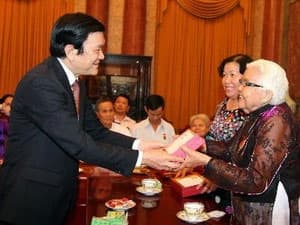 Chủ tịch nước Trương Tấn Sang gặp gỡ Đoàn đại biểu cựu tù chính trị và cựu tù binh quận Bình Tân (TP Hồ Chí Minh)