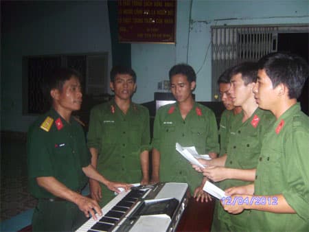 Giúp đồng đội thêm yêu văn nghệ