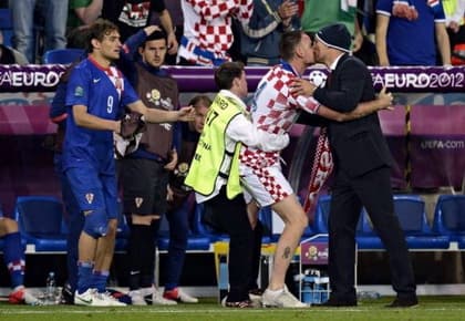HLV Slaven Bilic bị CĐV hôn trộm