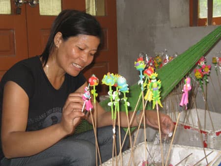 Không điểm bán cố định, “tò he” thành “trò hề”