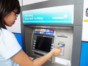 Có nên thu phí giao dịch ATM?