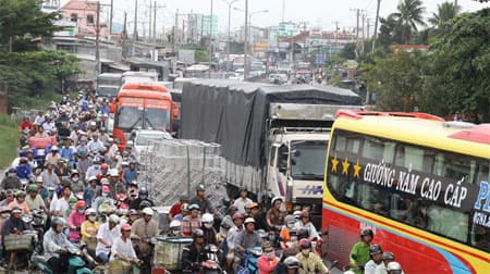 Sửa cầu Bình Điền, kẹt xe kéo dài