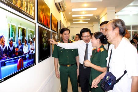 Khai mạc triển lãm ảnh “Thời bình người chiến sĩ”