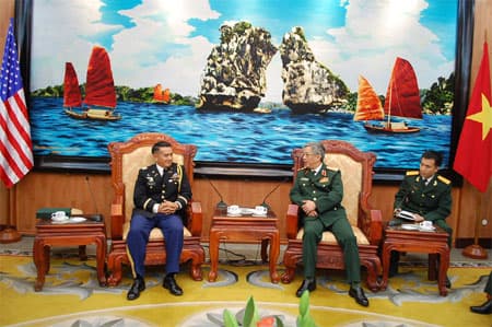 Thượng tướng Nguyễn Chí Vịnh tiếp Tùy viên Quốc phòng Hoa Kỳ