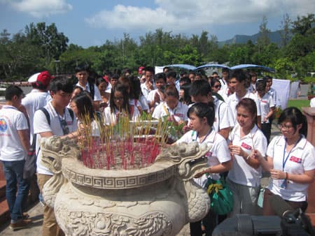 Lễ tưởng niệm anh linh của các anh hùng liệt sĩ tại Nghĩa trang Hàng Dương (Côn Đảo)
