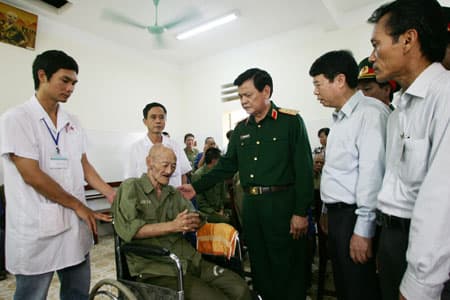 Thượng tướng Nguyễn Thành Cung thăm, tặng quà Trung tâm điều dưỡng thương binh Nho Quan (Ninh Bình)