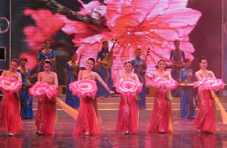 Quảng bá văn hoá Việt Nam với bạn bè quốc tế