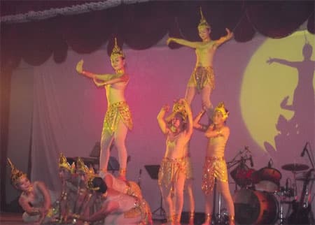 Những “sứ giả văn hóa” trên đất bạn