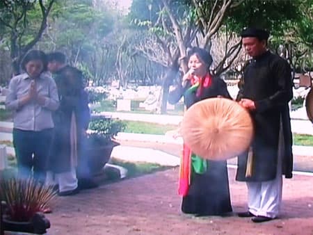 Bên mộ các anh, ru làn quan họ