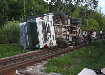 Nghệ An:  Xe ô chở gỗ bị lật vào đường ray tàu hỏa