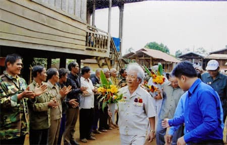 Những khuôn hình “Theo dấu chân Quân tình nguyện…”
