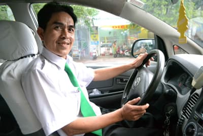 Tài xế taxi Mai Linh trả lại gần 100 triệu đồng cho khách được tặng bằng khen