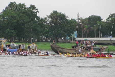 300 vận động viên tham gia lễ hội đua thuyền truyền thống trên sông Hương