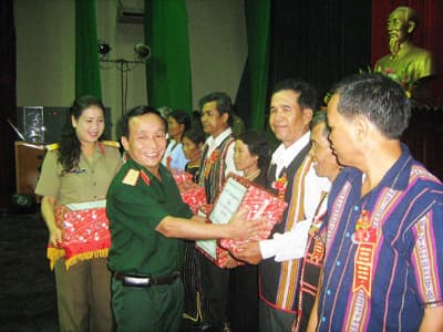 Đi giữa lòng dân gánh việc quân