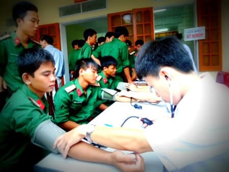Tuổi trẻ quê Bác hiến máu cứu người