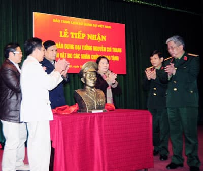 Tiếp nhận tượng chân dung cố  Đại tướng Nguyễn Chí Thanh