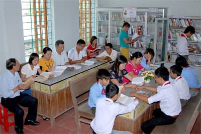 Nhà báo quân đội chuyển sách về quê