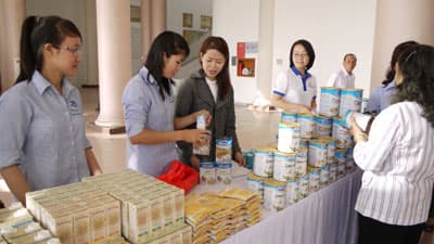 Trao quà tặng 500 người cao tuổi tỉnh Khánh Hòa