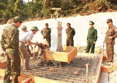 Bộ đội Biên phòng nước bạn Lào giúp dân ven biển Hà Tĩnh chống bão số 10