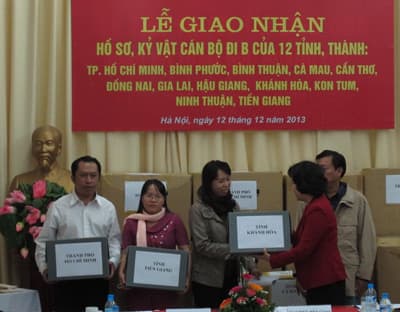 Giao nhận gần 4000 hồ sơ, kỷ vật của cán bộ đi B