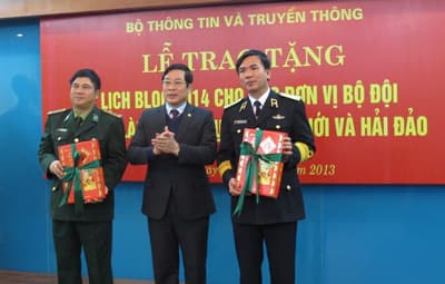 Tặng gần 3.000 blốc lịch cho Bộ đội Biên phòng và Hải quân