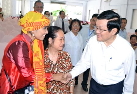 Chủ tịch nước Trương Tấn Sang tiếp xúc cử tri quận 1, TP Hồ Chí Minh