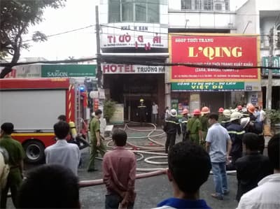 Cháy tại khách sạn 5 tầng, nhiều hộ dân hoảng loạn