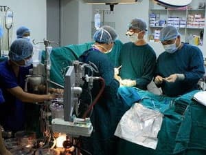 Cứu cháu bé năm tuổi bị kính đâm thủng màng phổi