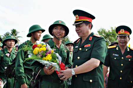 Thanh niên Tiền Giang hăng hái lên đường nhập ngũ