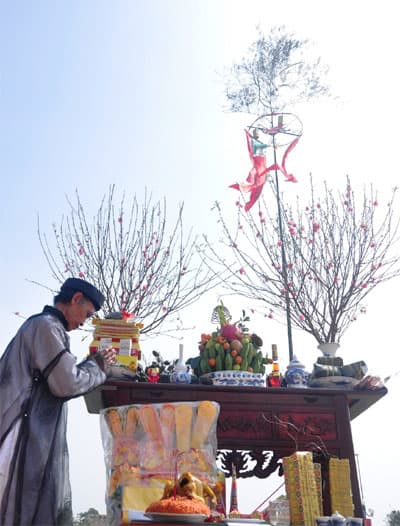 Dựng cây nêu, mở đầu hội sắc xuân