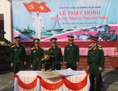 LLVT Đà Nẵng hưởng ứng tháng ATGT năm 2013