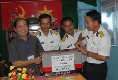 Đoàn công tác của Bộ Công an làm việc tại đảo Trường Sa