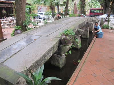 Ngắm cầu đá cổ trong lòng Hà Nội
