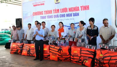 Tặng 6.000 áo phao và 1.000 tủ thuốc cho ngư dân ngư trường Hoàng Sa, Trường Sa