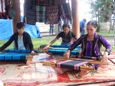 Dệt thổ cẩm hội tụ tại Huế